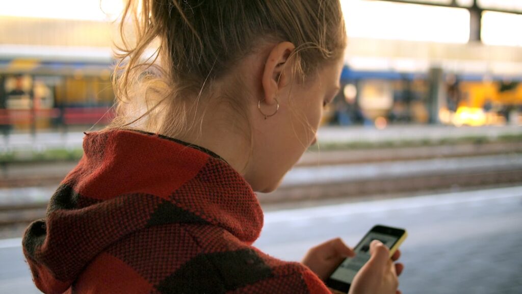 Osoba korzystająca ze smartfona podczas podróży