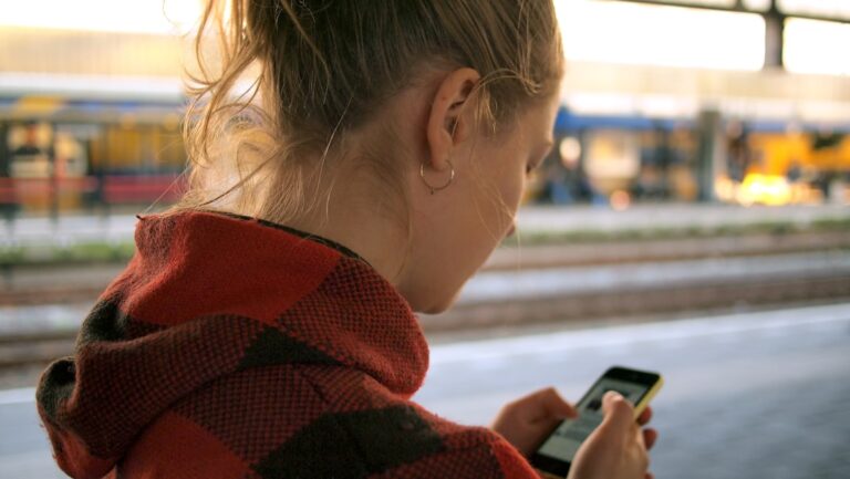 Osoba korzystająca ze smartfona podczas podróży