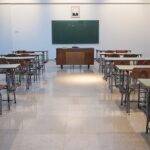 Jasna sala szkolna z rzędami ławek